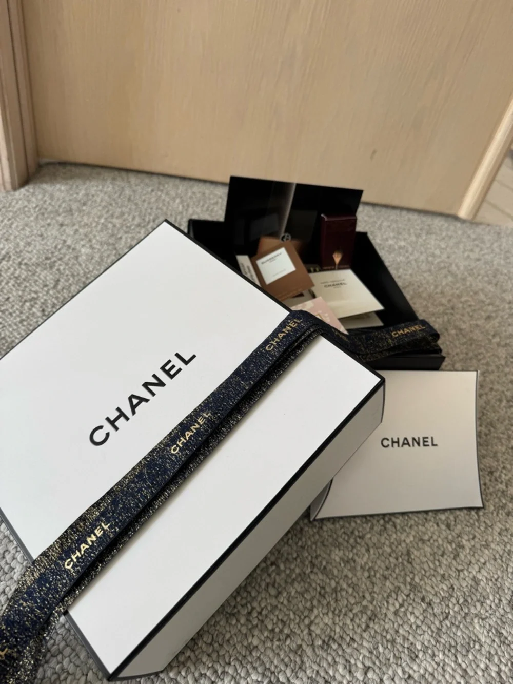 NEW! CHANEL Empty GIFT BOX 8.5X8.5X4 Chanel Cosmetic Sample Pillow Pack, Ribbon